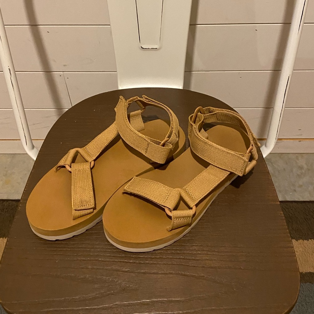 Universal Thread Holden Platform Velcro Chaco-Style Sandals - Picture 2 of 4